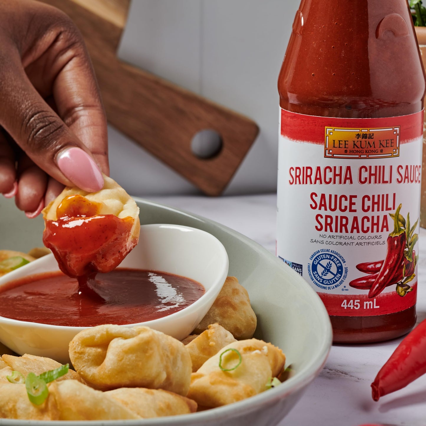 Lee Kum Kee Sriracha Chili Sauce Plastic Bottle (18 oz - 1 Pack), Gluten Free, Non-GMO, Vegan, Spicy, Hot and Sweet with a Hint of Garlic, Perfect for Stir-Fries, Dipping Sauces, Drizzling, Noodles, Marinades, and Dumplings